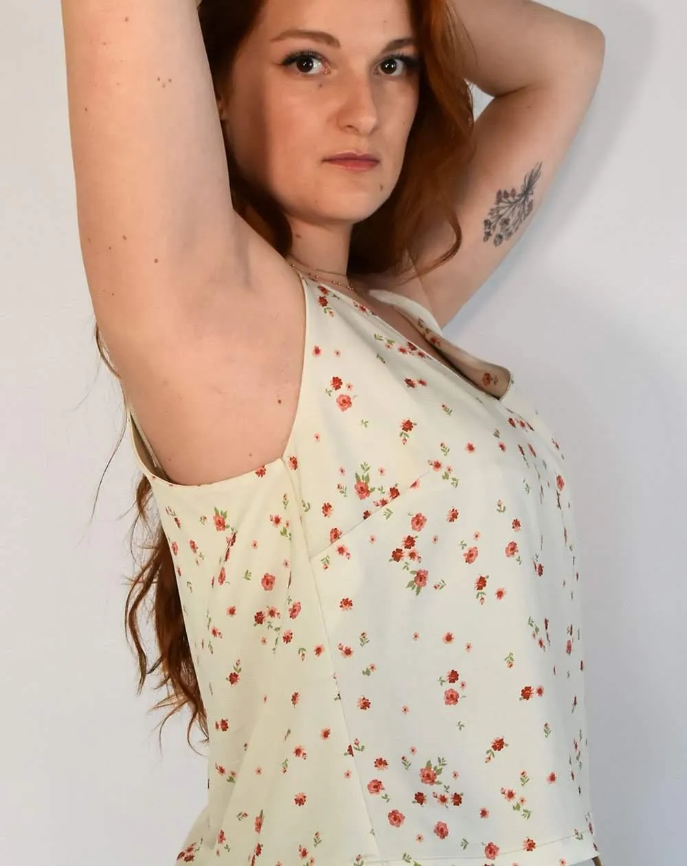 Le top à bretelle Zuvy beige floral made in France