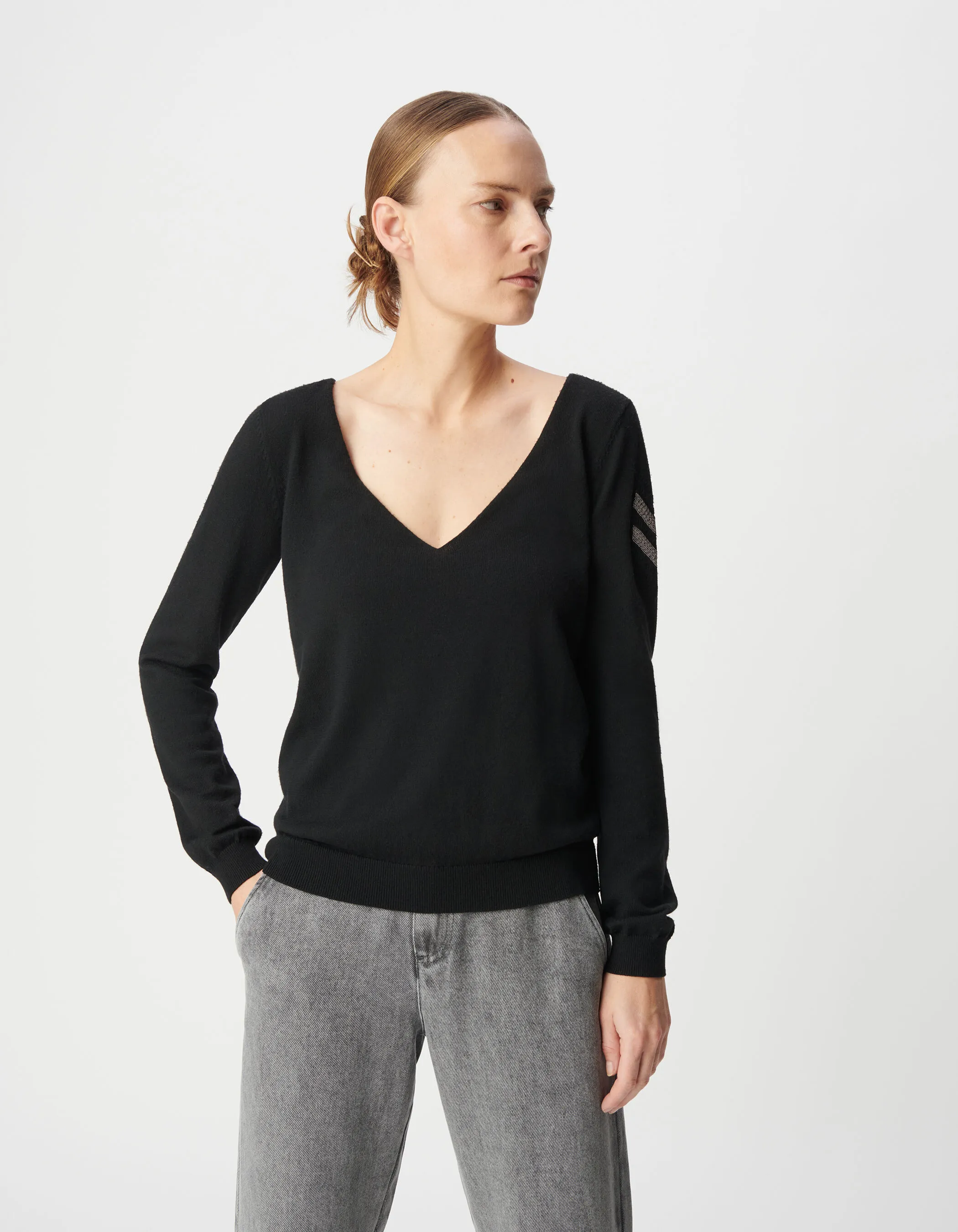 Pull maille tricot noir bijoux esprit militaire femme